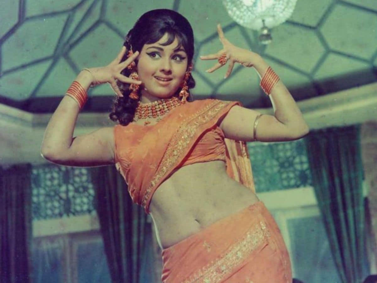 Leena Chandavarkar’s life story reflects a blend of cinematic brilliance and personal resilience. From her early success in Man Ka Meet to her iconic films with Bollywood legends, and despite enduring immense personal loss, she remains a cherished figure in Hindi cinema, remembered for both her talent and her inspiring life journey. Leena Chandavarkar’s life story reflects a blend of cinematic brilliance and personal resilience. From her early success in Man Ka Meet to her iconic films with Bollywood legends, and despite enduring immense personal loss, she remains a cherished figure in Hindi cinema, remembered for both her talent and her inspiring life journey.
