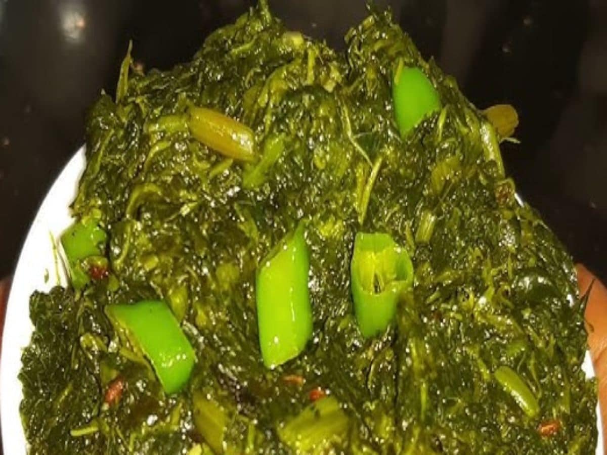 For centuries, one such humble yet powerful saag, Genhari saag, has found its way into kitchens across Bengal and beyond. Nutritionists describe it as a hidden treasure of health, often overlooked in urban markets despite its high nutritional value. (News18 Bengali) For centuries, one such humble yet powerful saag, Genhari saag, has found its way into kitchens across Bengal and beyond. Nutritionists describe it as a hidden treasure of health, often overlooked in urban markets despite its high nutritional value. (News18 Bengali)