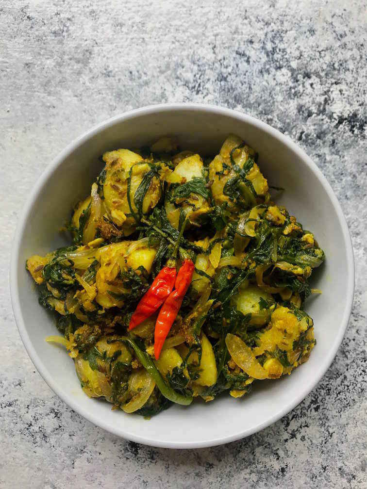 To cook it, keep a few basic ingredients ready, garlic, ginger, chilli, onion, a pinch of turmeric, cumin powder, and salt. In a pan, heat mustard oil and sauté the garlic, ginger and onion until golden brown. (News18 Bengali) To cook it, keep a few basic ingredients ready, garlic, ginger, chilli, onion, a pinch of turmeric, cumin powder, and salt. In a pan, heat mustard oil and sauté the garlic, ginger and onion until golden brown. (News18 Bengali)