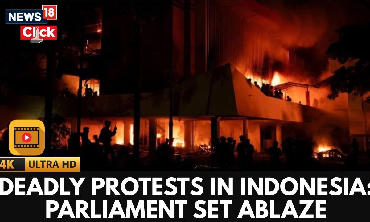 Protesters Torch Parliament After Taxi Driver’s Death | Jakarta | N18G Protesters Torch Parliament After Taxi Driver’s Death | Jakarta | N18G