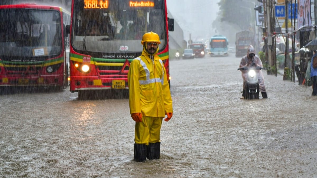 Mumbai Floods: Roads Submerged, Commuters Face Disruptions