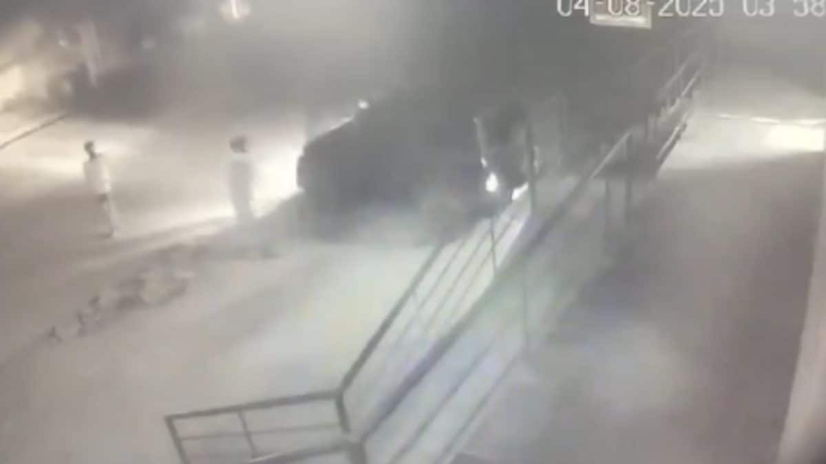 Maharashtra: Robbers Try To Pull ATM Using SUV, Flee After Rope Snaps ...