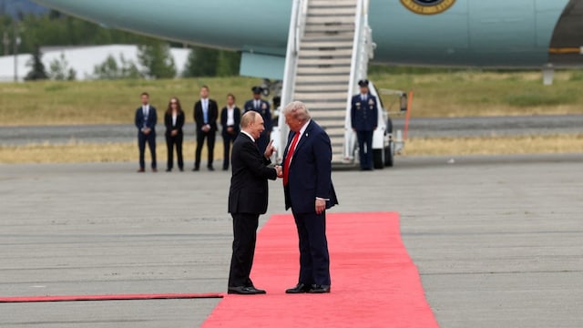 Trump-Putin meet on Red Carpet (Reuters Image)