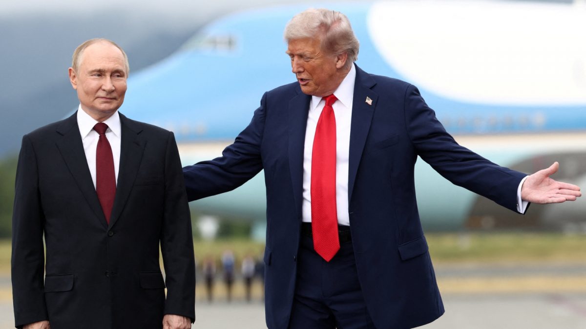<div>Handshakes, Chuckles & Sharing POTUS' ‘Beast’ Car: Watch Trump's Warm Welcome To Putin In Alaska</div>