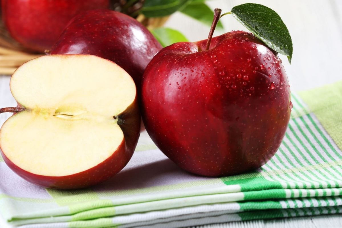 Is Eating an Apple on an Empty Stomach Good?