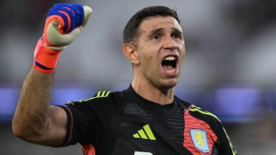 Aston Villa's Emiliano Martinez (X)