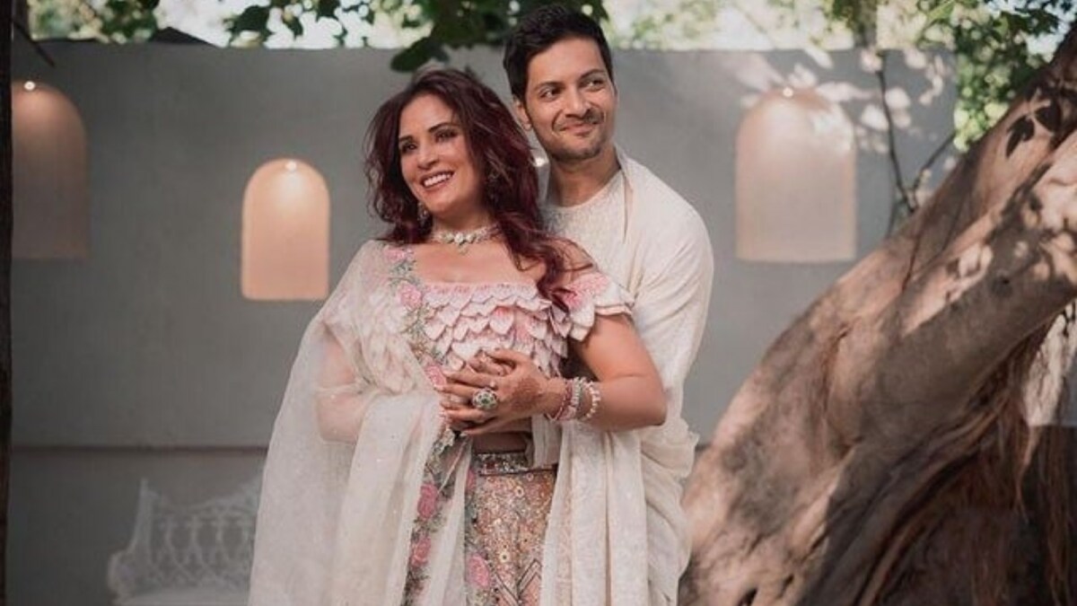 Ali Fazal Helps Richa Chadha at Mumbai Airport