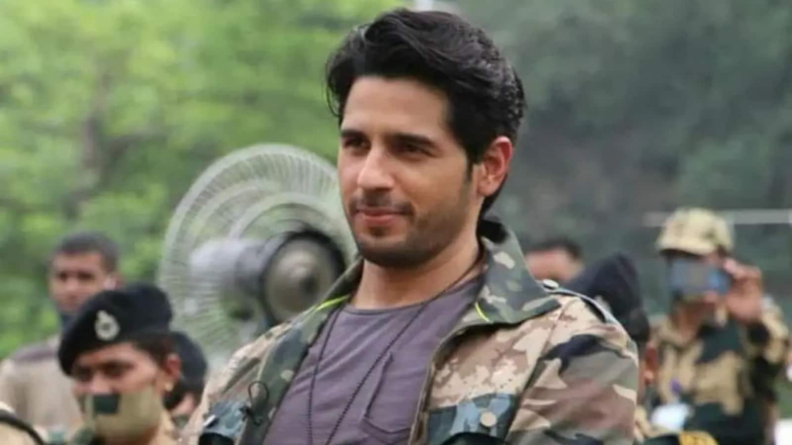  Shershaah: It tells the inspiring story of Captain Vikram Batra, a Param Vir Chakra awardee who fought bravely in the Kargil War, sacrificing his life while saving a soldier. Sidharth Malhotra brings his heroism to life in this unforgettable tale of courage and patriotism.
