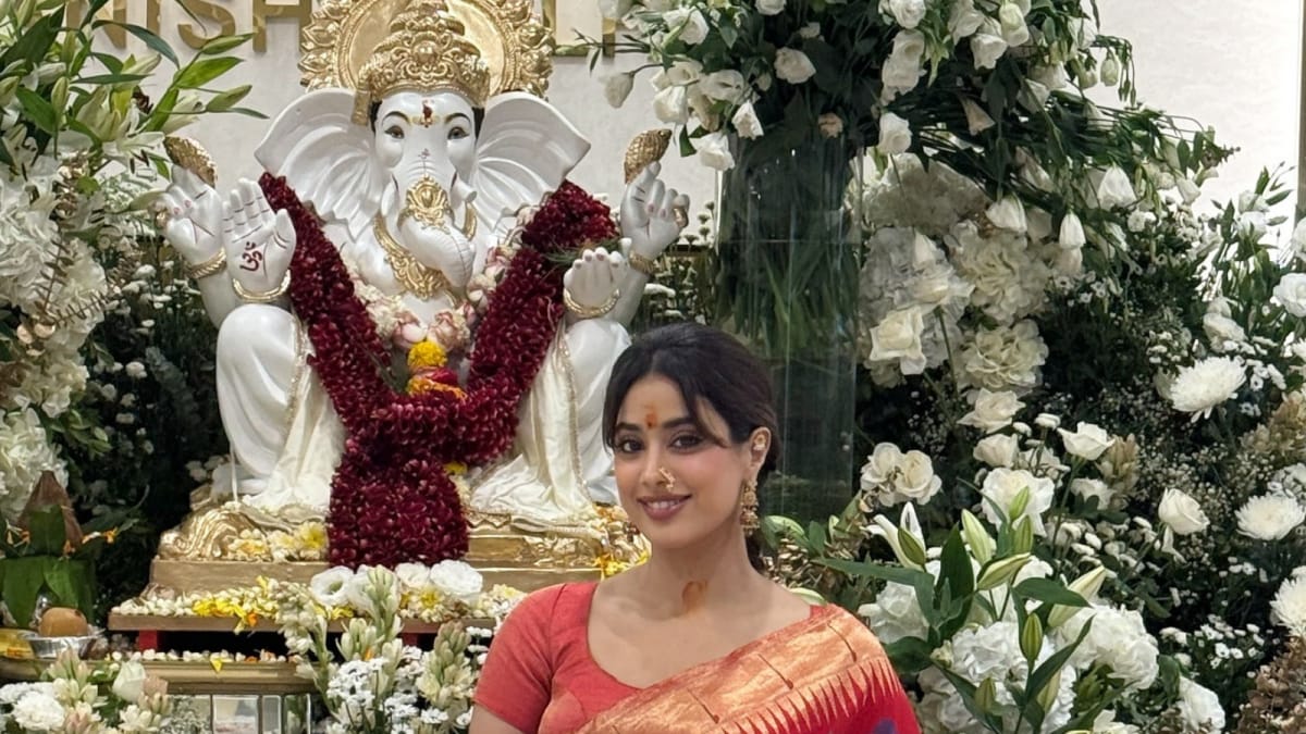 Janhvi Kapoor prays for Param Sundari's success at Lalbaugcha Raja