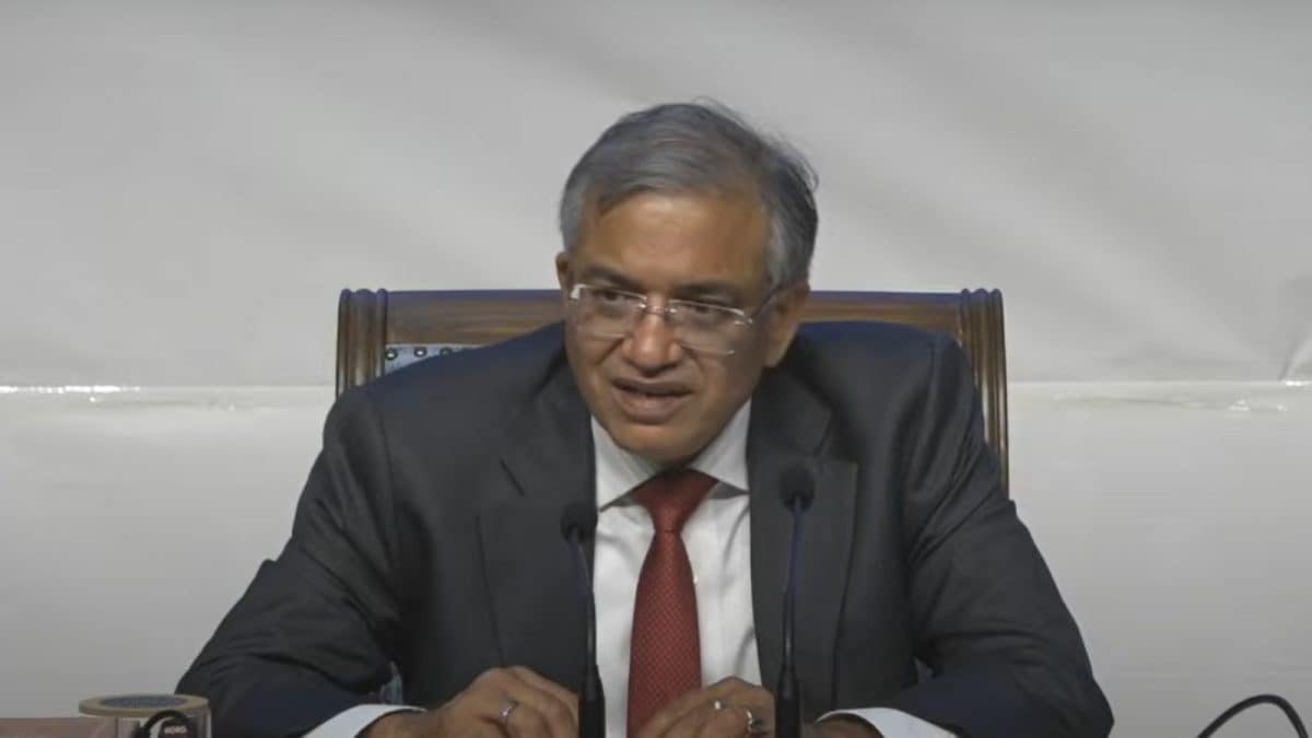 <div>‘Oath Mandatory Only If...’: CEC Counters Rahul Gandhi's ‘Constitution Oath’ Stance</div>