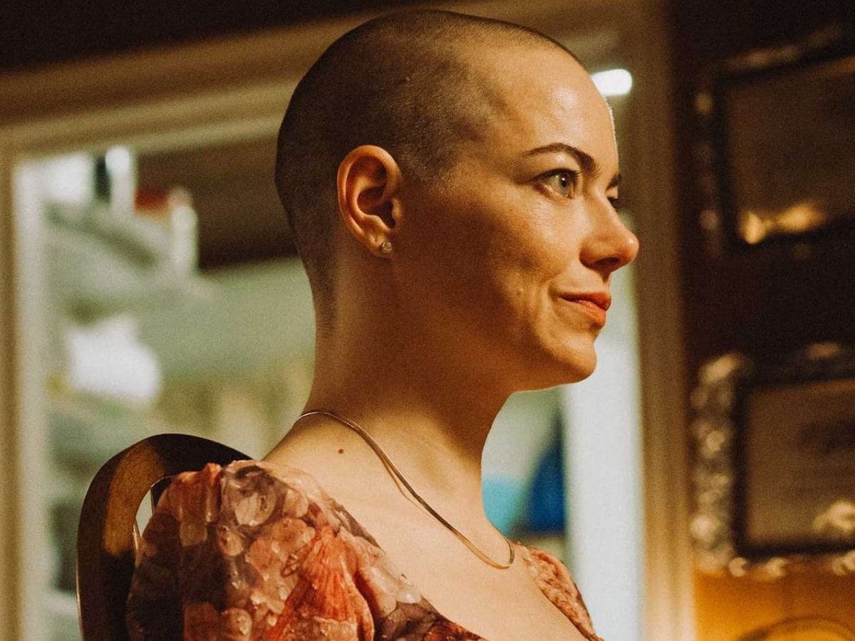 Mushuk tashqarida gozal tik azolari