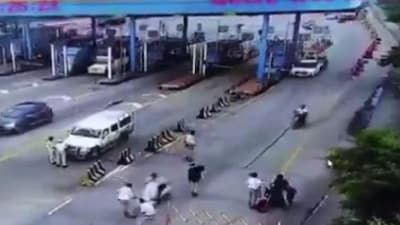 Two-wheeler rider rams traffic constable at Pantangi tollgate in Telangana. 