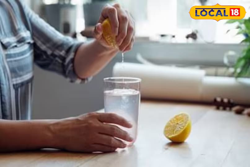 Once the mehndi begins to dry slightly, dab a mixture of lemon juice and sugar over it. This helps keep the paste in place and prevents it from flaking off too soon. (News18 Hindi) 