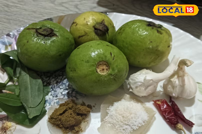 भुना हुआ अमरूद चटनी तैयार करने के लिए, आपको निम्नलिखित सामग्रियों की आवश्यकता होगी: 1-2 पके अमरूद, 2 हरी मिर्च, 4 लहसुन लौंग, ताजा धनिया पत्तियां, मिर्च पाउडर, जीरा, और नमक। (News18 हिंदी)