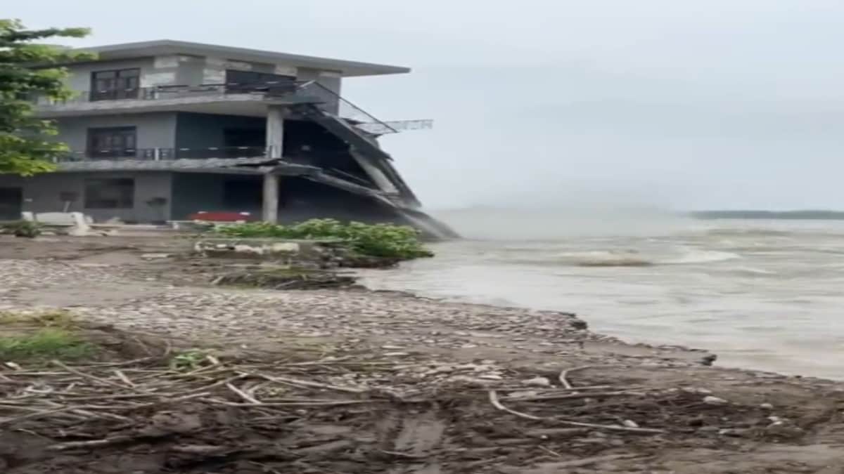 Luxury House Collapses In Seconds As Pong Dam Water Floods Beas River In Himachal | Watch