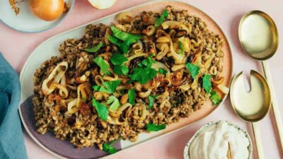 Mujadara is a classic dish made from lentils and groats (often rice), garnished with sautéed or caramelised onions. Enjoy it warm with a side of veggies. It also pairs well with Ayurvedic buttermilk.