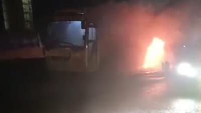 Luxury bus catches fire in Ratnagiri (CNN-News18)