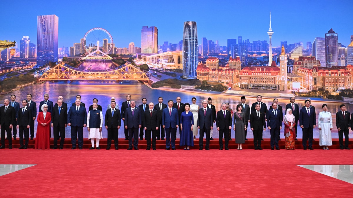 PM Modi Poses For Family Photo With World Leaders At SCO Summit In China |  World News - News18