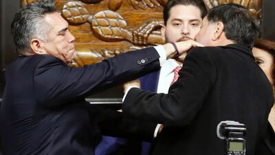  Reuters)