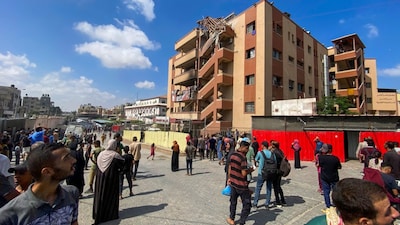 Palestinians gather outside Nasser hospital in Khan Yunis in the southern Gaza Strip. (AFP photo)