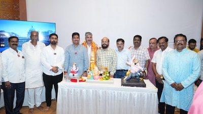 Three iconic idols—Kesariwada Ganpati, Akhil Mandai’s Sharda Gajanan, and Bhausaheb Rangari Ganpati—were handed to Kashmiri organisers. Pic/News18