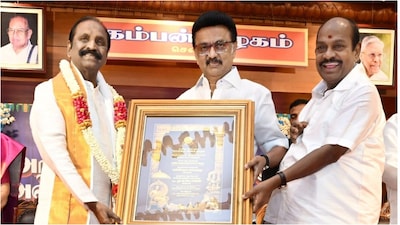 The poet (extreme left) in his interpretation  rendered Ram human while elevating Kambar to a divine status. (Photo X @Vairamuthu)