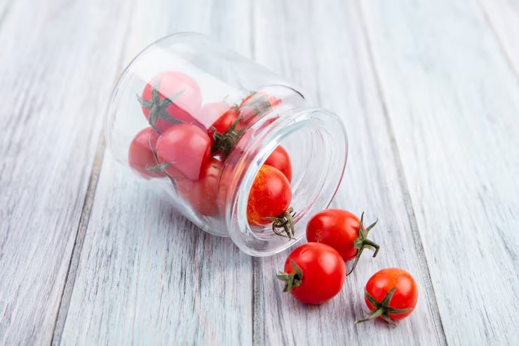 Harvesting: After a few weeks, you’ll start seeing flowers and then small tomatoes. Pick them when they turn red and ripe. (Image: Freepik)