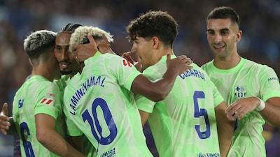 Barcelona platers celebrate after a goal during the La Liga soccer match between Levante and Barcelon in Valencia, Spain, Saturday, Aug. 23, 2025. ((AP Photo/Alberto Saiz)
