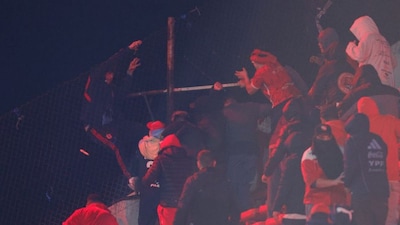 The Copa Sudamricana fixture between Argentina's Independiente and visiting Universidad de Chile was abandoned due to an episode of fan violence. (X) 