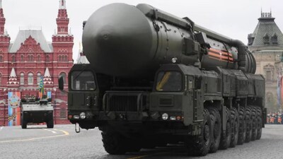 The RS-28 missile can carry 10 to 15 nuclear warheads through its Multiple Independently Targetable Reentry Vehicle (MIRV) system. (News18 Hindi)