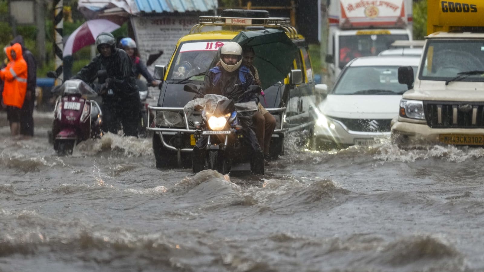 Mumbai is under an orange alert on Wednesday as the India Meteorological Department (IMD) forecast heavy rain in the city and nearby regions for the day. Mumbai is under an orange alert on Wednesday as the India Meteorological Department (IMD) forecast heavy rain in the city and nearby regions for the day.