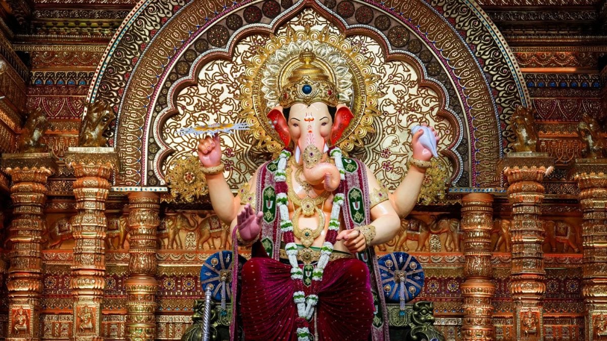 Ganesh Chaturthi 2025 LIVE: Celebs, Politicians Seek Blessings From Bappa; Devotees Flock Lalbaugcha Raja