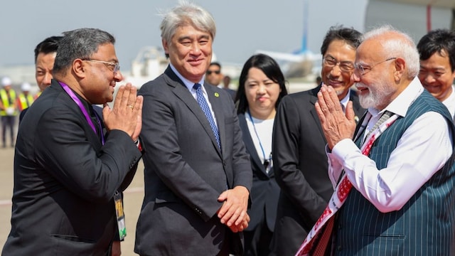PM Modi welcomed by Indian diaspora in Tokyo