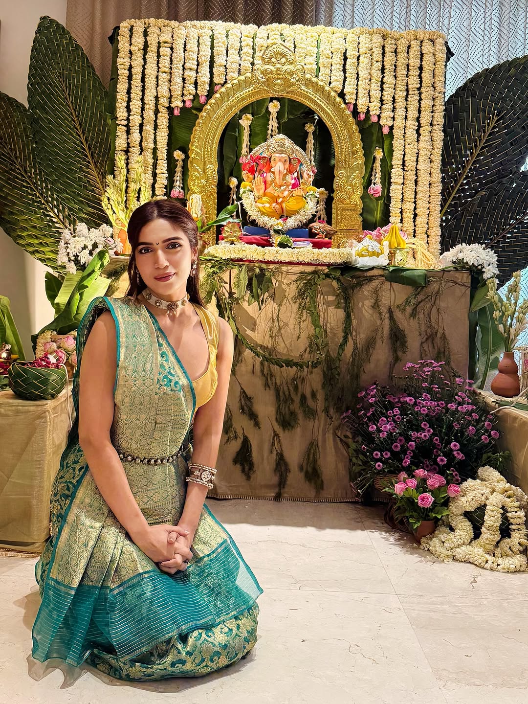 Bhumi Pednekar: The actress drapped an elegant blue-green silk saree with a contrasting blouse. The half moon bindi added a touch of Marathi traditions. Bhumi Pednekar: The actress drapped an elegant blue-green silk saree with a contrasting blouse. The half moon bindi added a touch of Marathi traditions.
