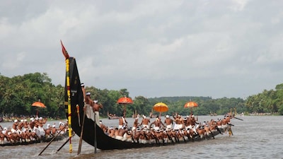 The traditional snake boat race transforms the quiet backwaters of Kerala into one of the most thrilling racing tracks. 