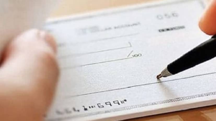 Each signature should be executed carefully. An incorrect signature can put funds at risk. Understanding the purpose of signing the back of a cheque ensures that the process contributes effectively to security and accountability. (News18 Telugu) Each signature should be executed carefully. An incorrect signature can put funds at risk. Understanding the purpose of signing the back of a cheque ensures that the process contributes effectively to security and accountability. (News18 Telugu)