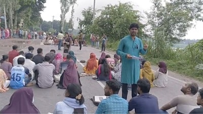 Teachers hold classes on the highway in protest. (News18)