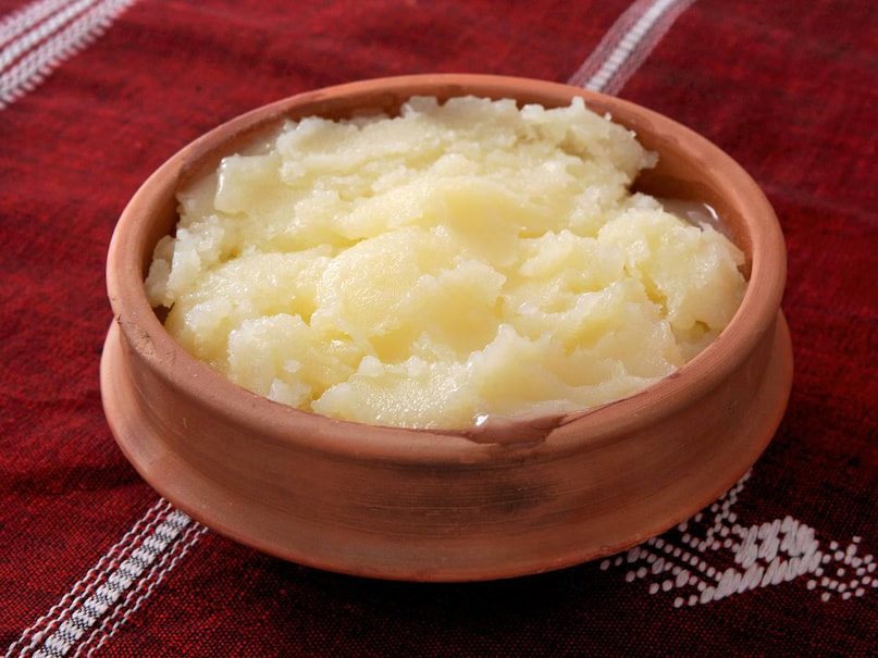 Desi ghee has been a staple in Indian kitchens for centuries, valued not only for enhancing the flavour of food but also for its health benefits. Both Ayurveda and modern research recognise desi ghee as an excellent source of healthy fats that support overall well-being. Consuming a spoonful of desi ghee on an empty stomach each morning can improve digestion, boost energy levels, and strengthen immunity. (News18 Hindi)