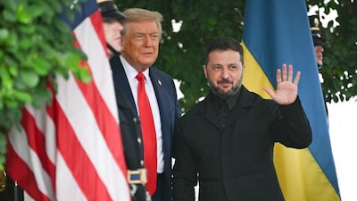 Ukrainian President Volodymyr Zelensky is greeted by US President Donald Trump (L) upon arrival at the White House. (AFP photo)