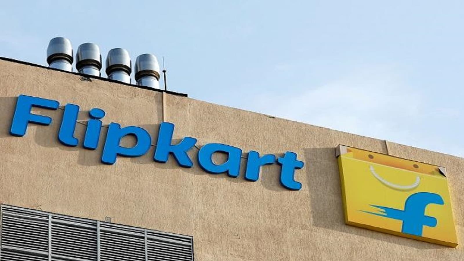 Flipkart is promoting the iPhone 16 series as a key attraction of the upcoming sale. The base iPhone 16, initially priced at Rs 79,900 and recently selling for Rs 69,990 will drop to Rs 52,999 during the sale. Furthermore, bank offers and exchange programs can further reduce the effective price. (File Photo) Flipkart is promoting the iPhone 16 series as a key attraction of the upcoming sale. The base iPhone 16, initially priced at Rs 79,900 and recently selling for Rs 69,990 will drop to Rs 52,999 during the sale. Furthermore, bank offers and exchange programs can further reduce the effective price. (File Photo)