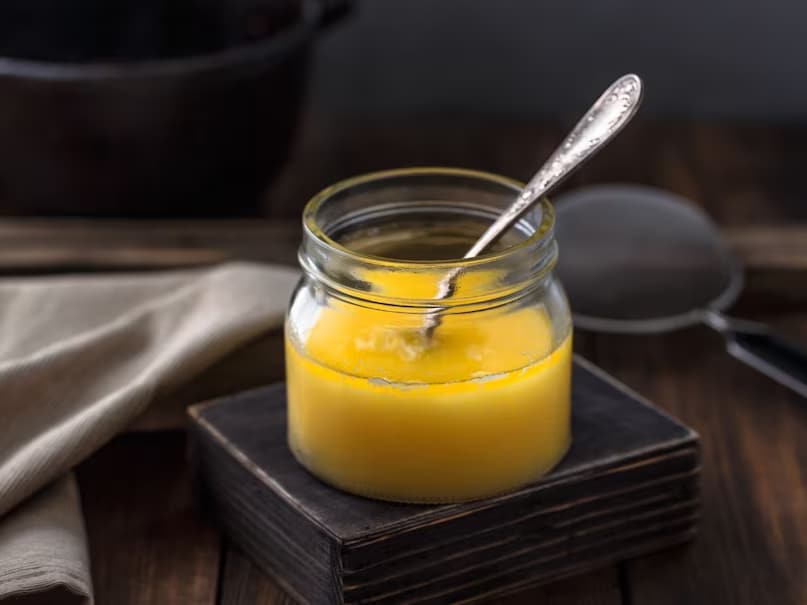 The healthy fats in ghee offer long-lasting energy. Consuming it on an empty stomach can speed up metabolism, reducing fatigue throughout the day. This makes it an ideal natural pre-workout boost, especially for those practising yoga or exercising in the morning. (News18 Hindi)
