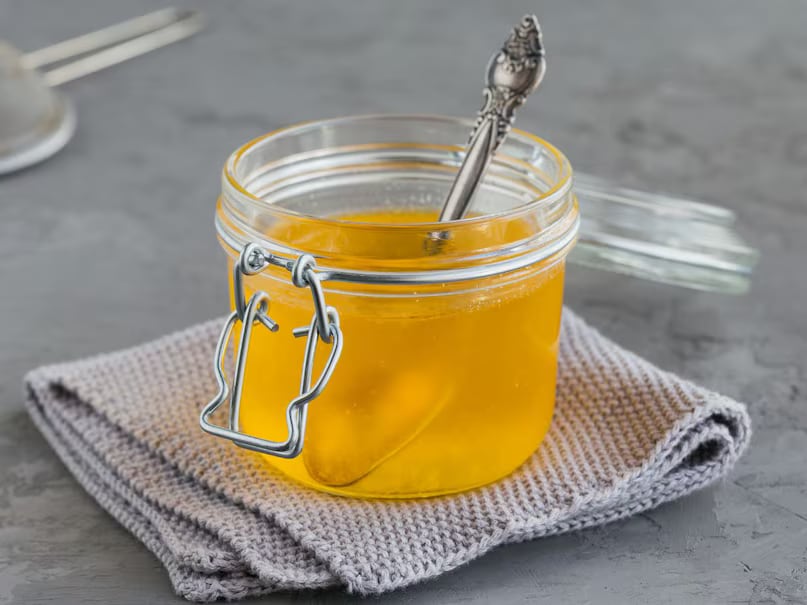 Desi ghee also contains butyric acid, which promotes a healthy gut by nourishing intestinal cells and supporting beneficial bacteria. It also helps relieve constipation and lubricates the stomach lining, potentially reducing acidity and gas. (News18 Hindi)