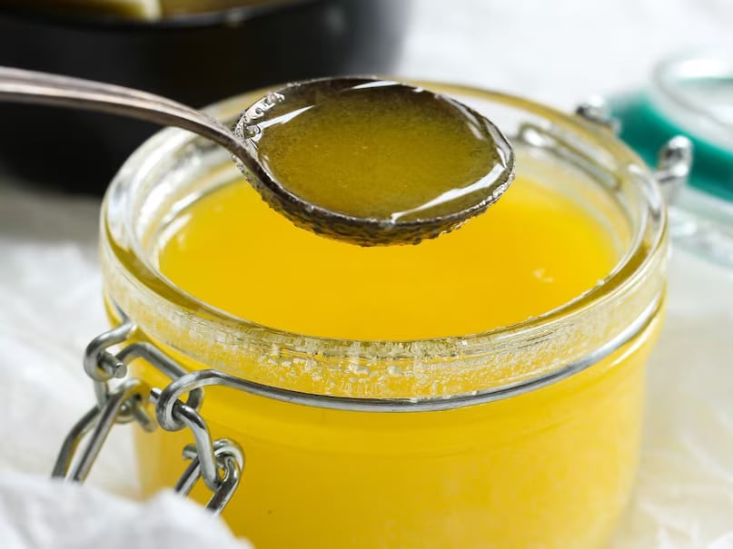 Desi ghee is not just an ordinary fat; it is a superfood that benefits the body at every level, from digestion to immunity and energy. When consumed in the right quantity and manner, it can serve as a powerful aid for your health. (News18 Hindi) 