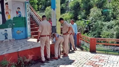 Local residents discovered the body in the morning while passing by the courtyard of a Primary School. (News18 Hindi)