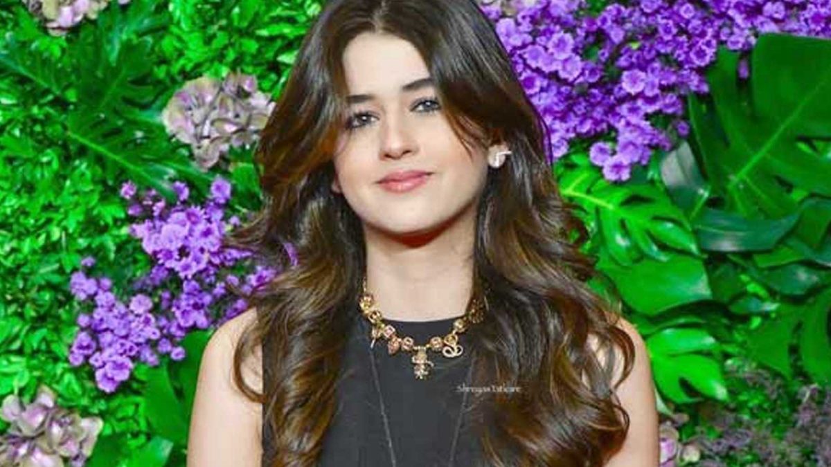 Naomika Saran Spotted in Mumbai: Gearing up for Bollywood?