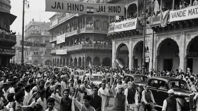 Large crowds gathered around Parliament as the Constituent Assembly prepared to declare independence at midnight. (AI Generated/News18 Hindi)