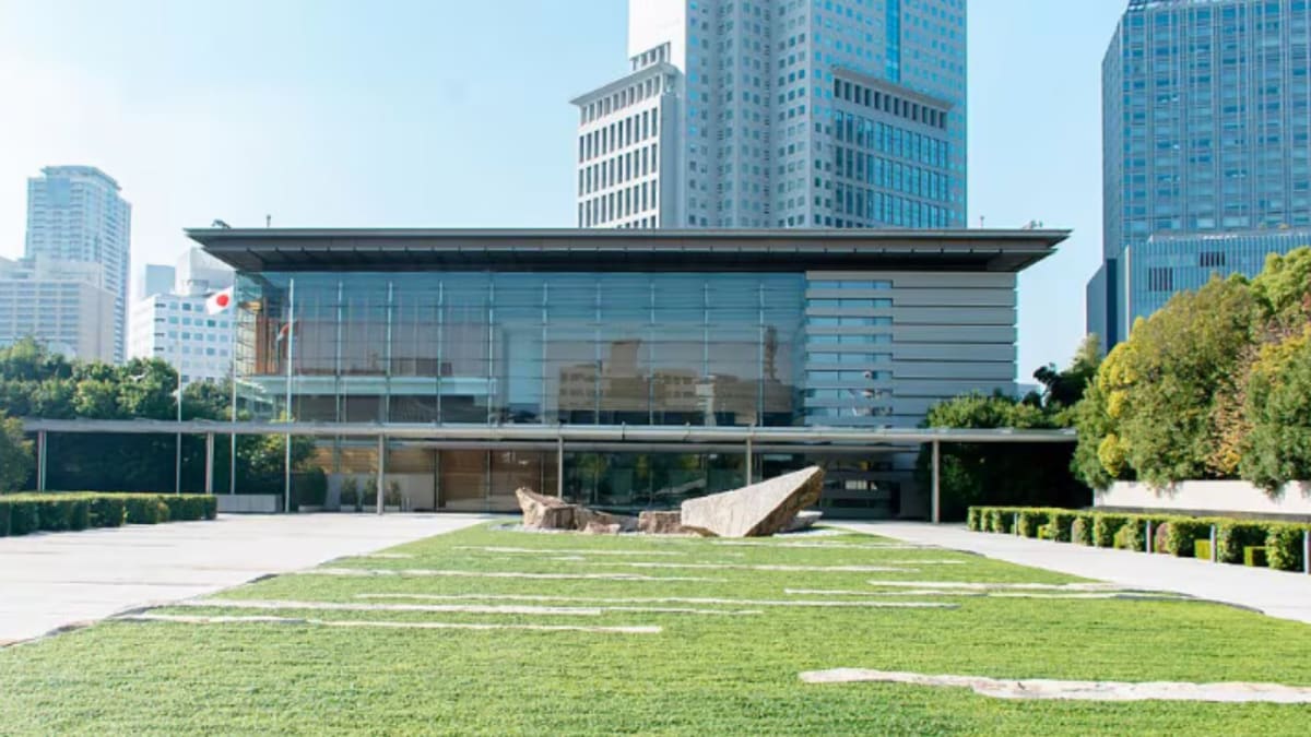 <div>Why No Japanese PM Wants To Live In The Official Residence? Its Apparently Haunted...</div> <div>Why No Japanese PM Wants To Live In The Official Residence? It's Apparently Haunted...</div>