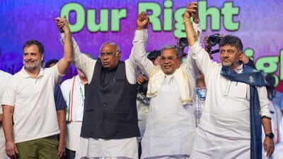 Congress President Mallikarjun Kharge, LoP in Lok Sabha Rahul Gandhi, Karnataka Chief Minister Siddaramaiah and Deputy Chief Minister D.K. Shivakumar during the party's 'Vote Adhikar Rally'. (PTI)