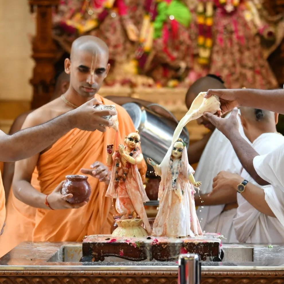 Devotees gather in massive numbers to witness rituals that mirror Krishna’s midnight birth from ceremonial bathing (abhishekam) of the infant idol to dramatic reenactments of his divine arrival. The air is filled with chanting, conch shells, and devotional hymns. The entire city is illuminated with lamps and vibrant decorations, creating a cosmic cradle of devotion unlike anywhere else in the world.