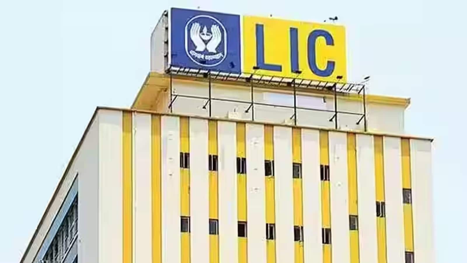 जीवन बीमा निगम (5.138 ट्रिलियन): एलआईसी भारत की सबसे बड़ी राज्य समर्थित जीवन बीमा कंपनी बनी हुई है। वित्तीय परिसंपत्तियों और पॉलिसीधारकों की एक बेजोड़ मात्रा को धारण करते हुए, इसका विशाल वित्तीय भंडार भारतीय सार्वजनिक वित्तीय क्षेत्र को सहारा देता है।